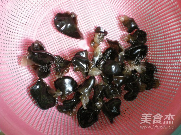 白菜木耳烩丸子的做法步骤:2