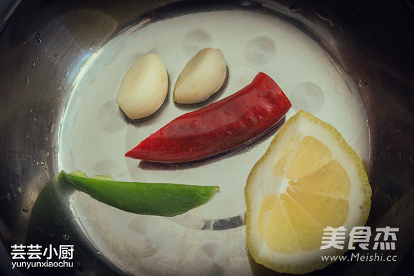 凉拌海蜇头的做法步骤:2