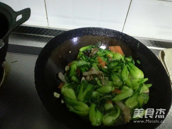 油菜炒肉的做法步骤：6