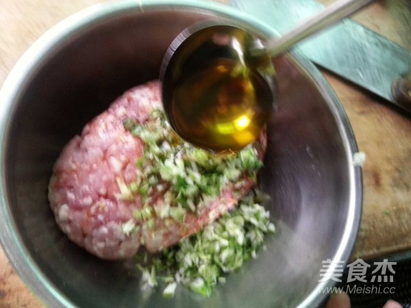 芹菜猪肉包子的做法步骤:4