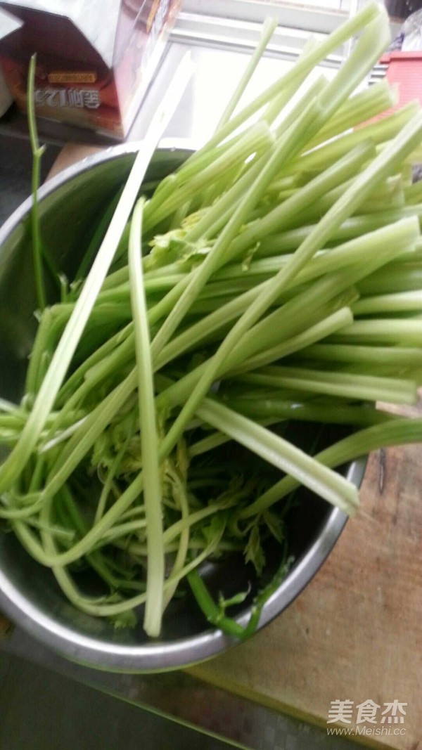 芹菜猪肉包子的做法步骤:5