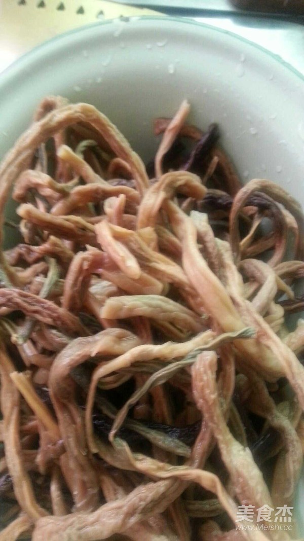 红烧肉炖干豆角的做法步骤：1