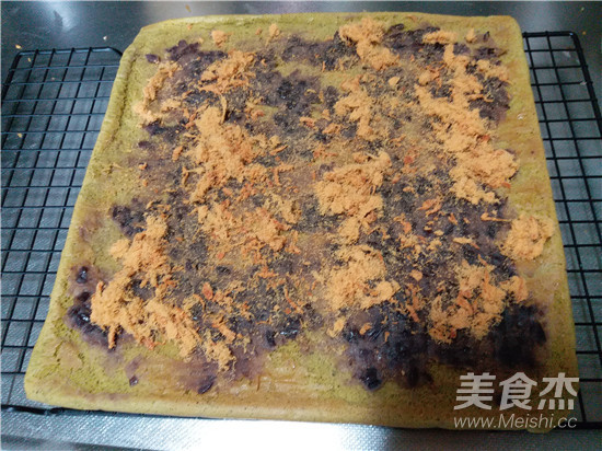 抹茶红豆肉松蛋糕卷的做法步骤：12