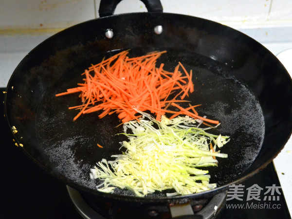 一人食的美味-蒜酥什锦油泼面的做法步骤：5