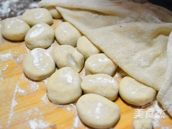 鲜上加鲜的韭菜猪肉三鲜包子的做法步骤：9