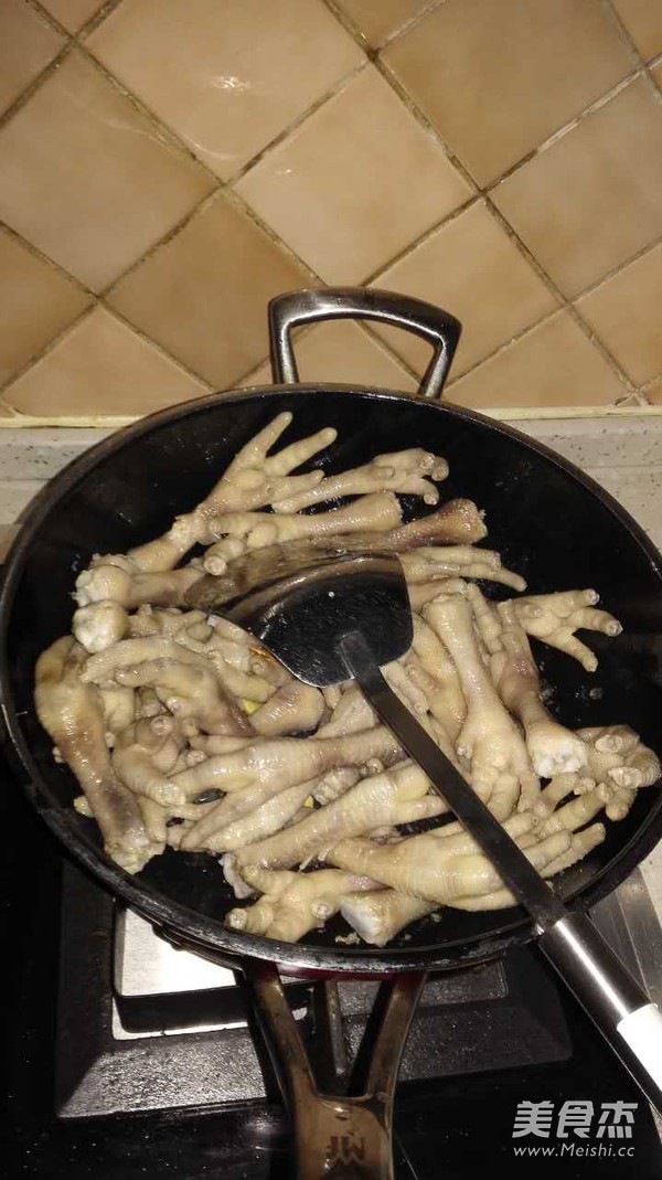 酱香鸡爪的做法步骤：2