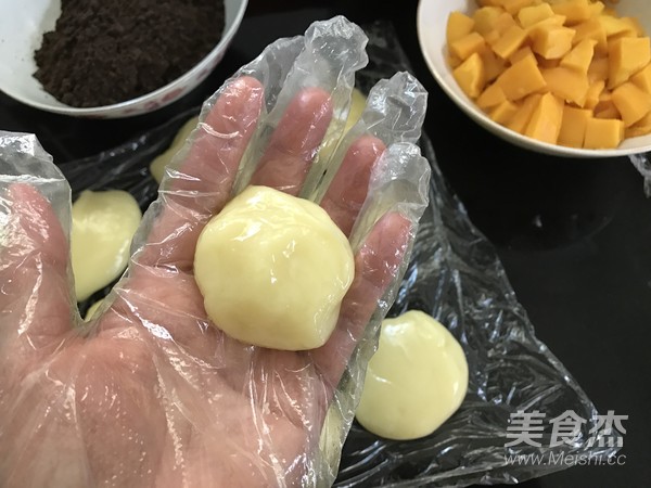 奥利奥芒果雪媚娘的做法步骤:8