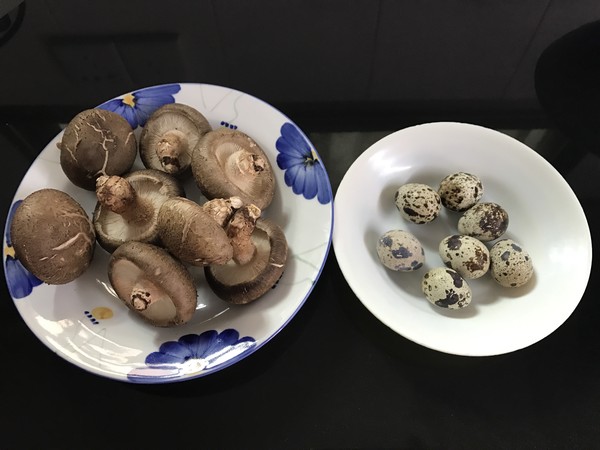 香茹蒸鹌鹑蛋丘比沙拉汁的做法步骤：1