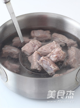 蜜汁小排的做法步骤：1