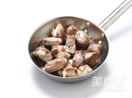 玫瑰红烧排骨的做法步骤:2