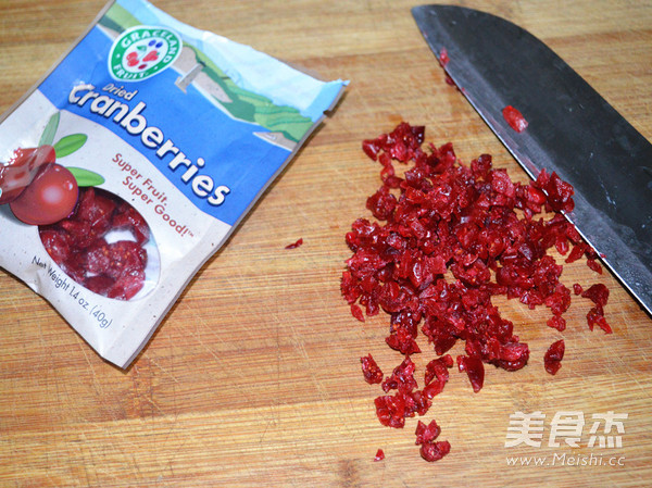 蔓越莓戚风蛋糕卷的做法步骤：2