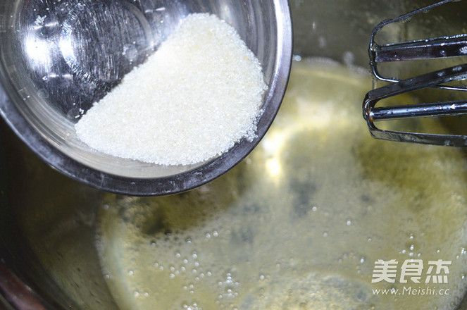 蔓越莓戚风蛋糕卷的做法步骤：7