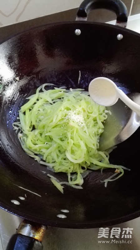 清炒莴苣丝的做法步骤:7
