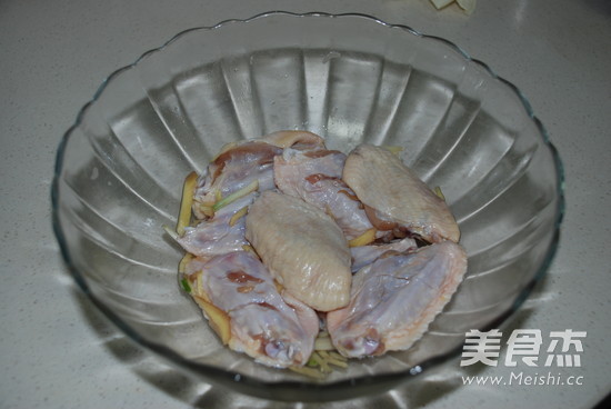 【酥香鸡翅】无油版的做法步骤：1