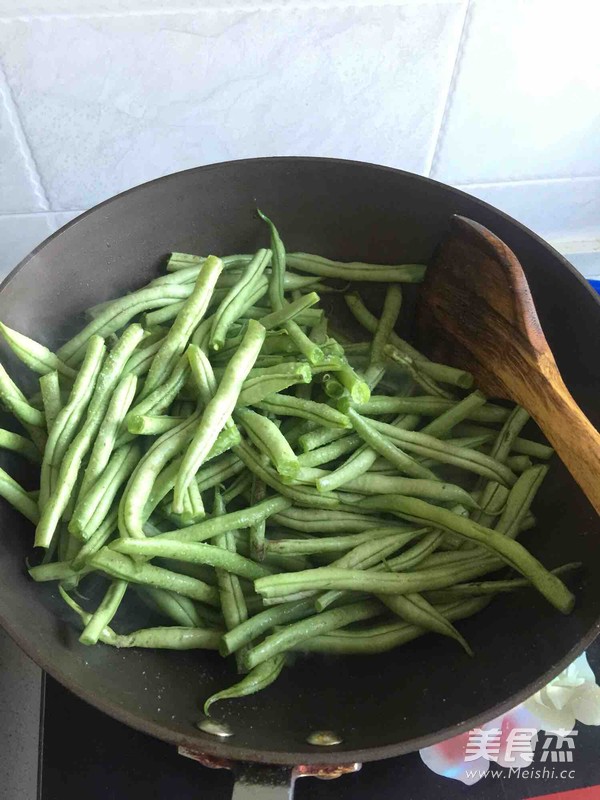 东北炖豆角的做法步骤:2