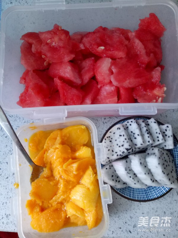 多彩水果沙冰的做法步骤:2