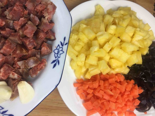 菠萝炒饭的做法步骤:2