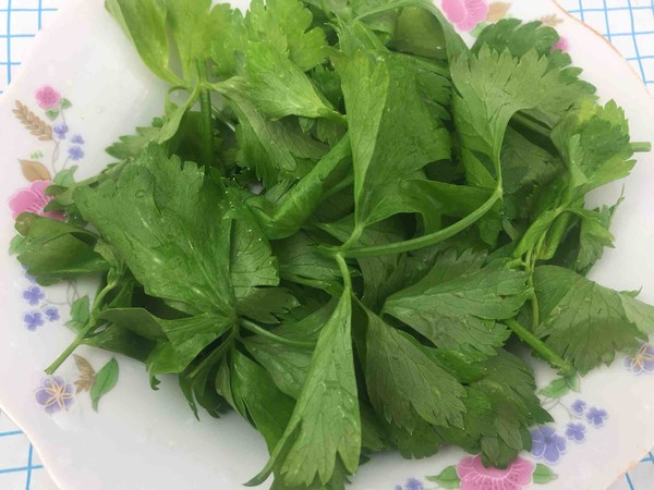 芹菜叶鸡蛋小麦粉饼的做法步骤:2