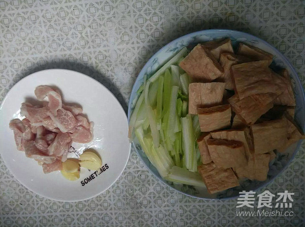 西芹炒素肉的做法步骤：1