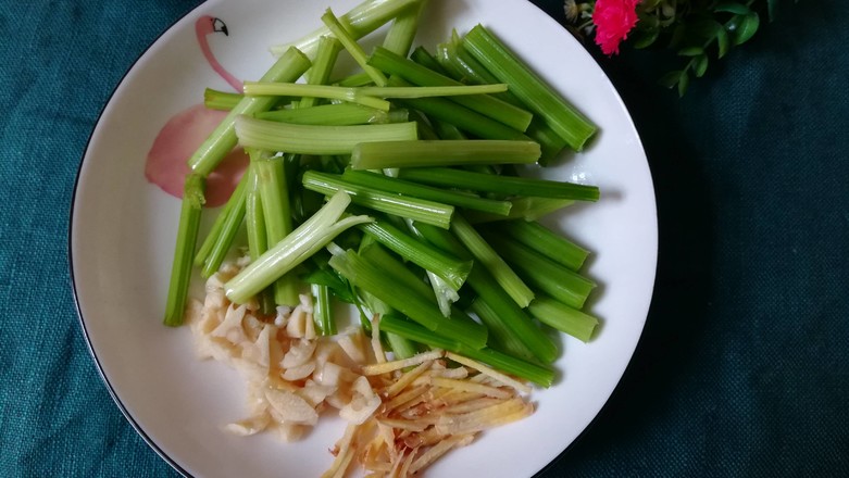 芹菜芯炒牛肉的做法步骤：1