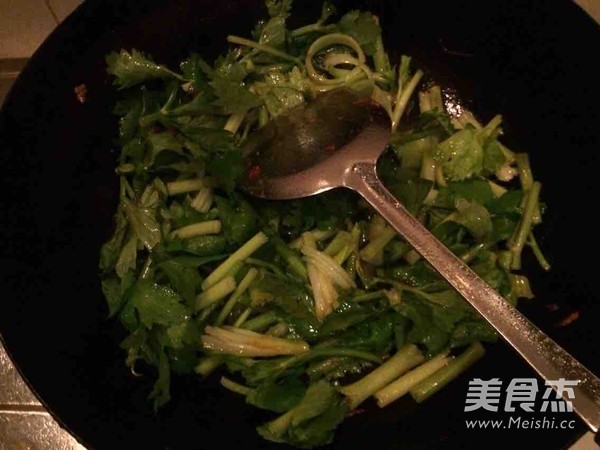 芹菜炒牛肉丝的做法步骤：4