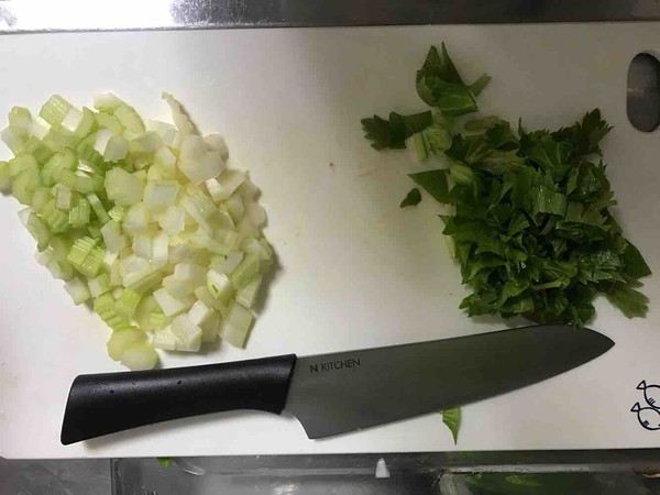 牛肉芹菜粥的做法步骤：1