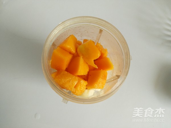 热带水果牛奶冰淇淋的做法步骤:2