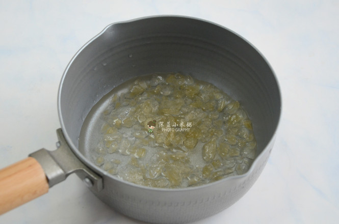 菠萝味棒棒糖的做法步骤:2