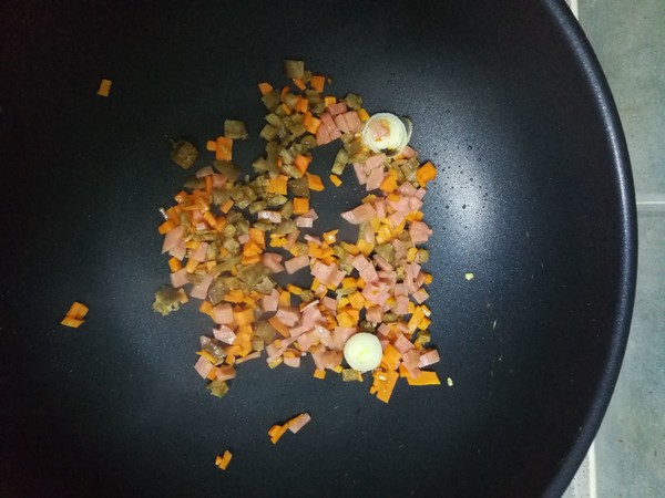 菠萝炒饭的做法步骤:7