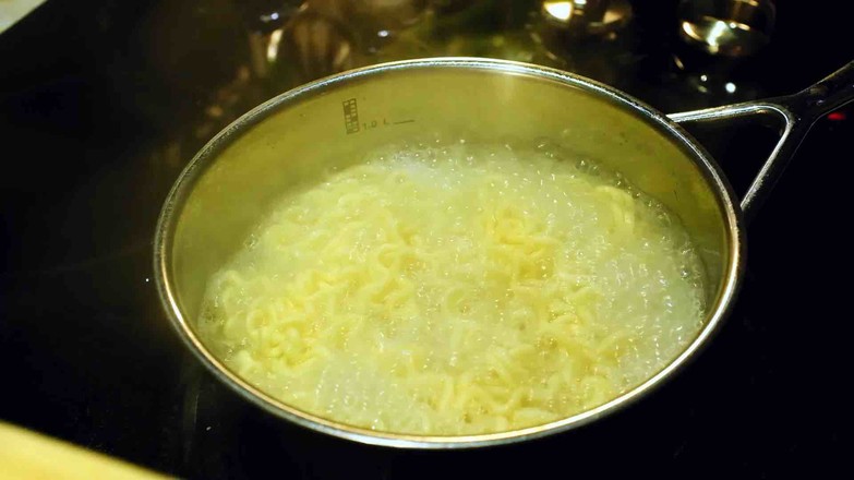 辣白菜五花肉芝士拉面的做法步骤：1