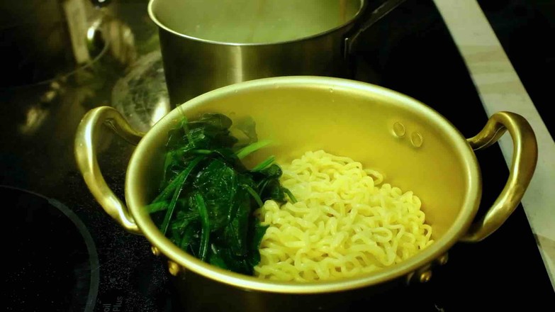 辣白菜五花肉芝士拉面的做法步骤:2