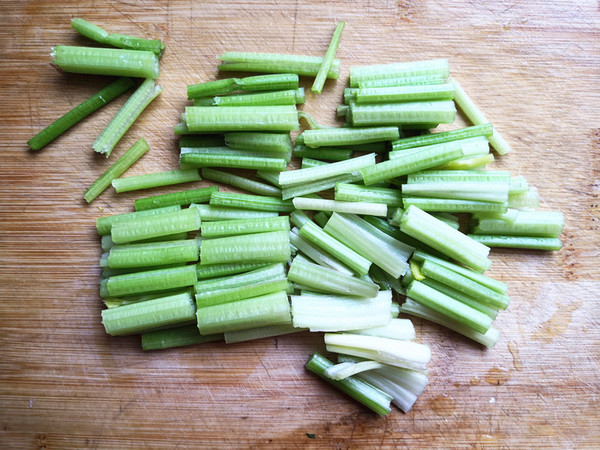 芹菜炒土豆的做法步骤：1