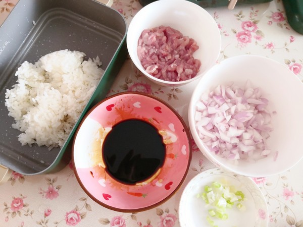 酱油炒饭的做法步骤：1