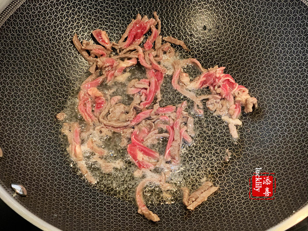 【添喜的厨房】芹菜胡萝卜炒牛肉丝的做法步骤：2