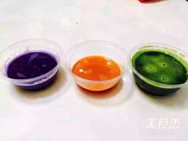 彩色面条的做法步骤:2
