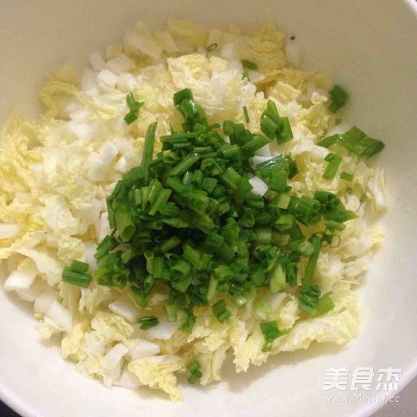 娃娃菜猪肉馅饺子的做法步骤:2