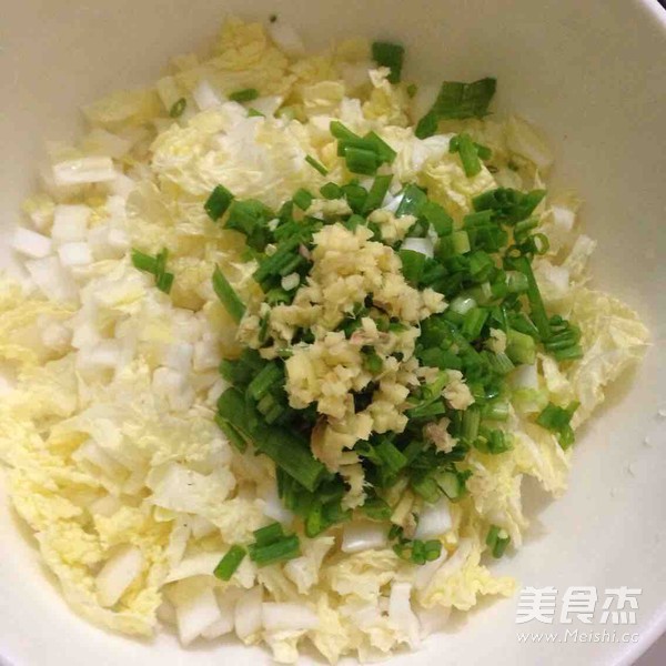 娃娃菜猪肉馅饺子的做法步骤:3