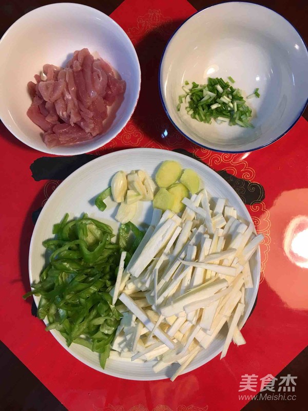 炒三丝～茭白·辣椒·肉丝的做法步骤：1