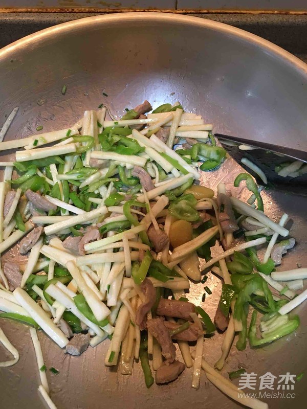 炒三丝～茭白·辣椒·肉丝的做法步骤：5