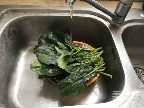 菠菜鸡蛋汤的做法步骤:2