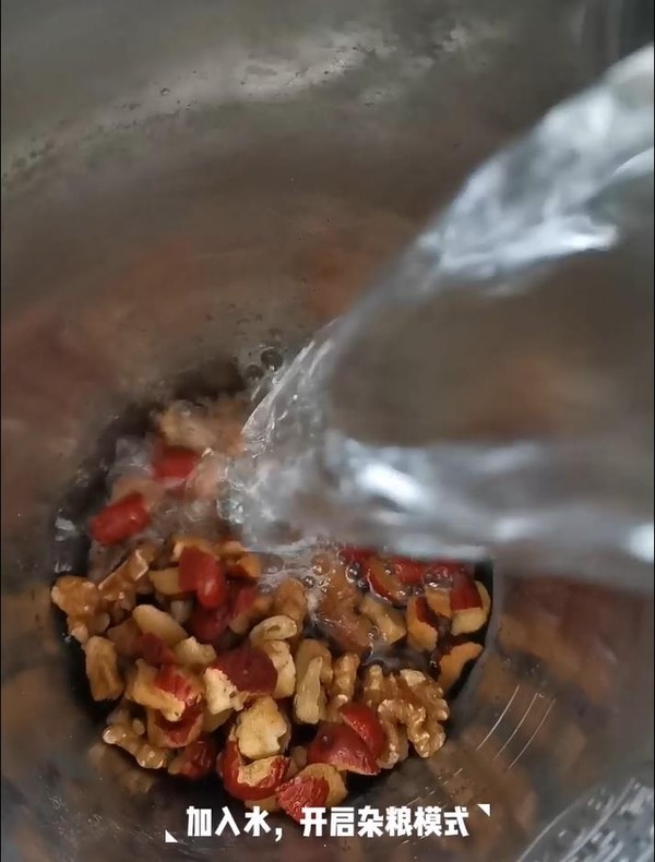 红枣核桃花生露的做法步骤:4