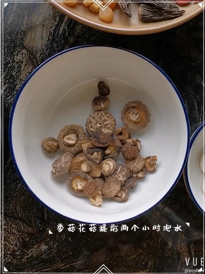 羊肚菌花菇排骨汤的做法步骤：2