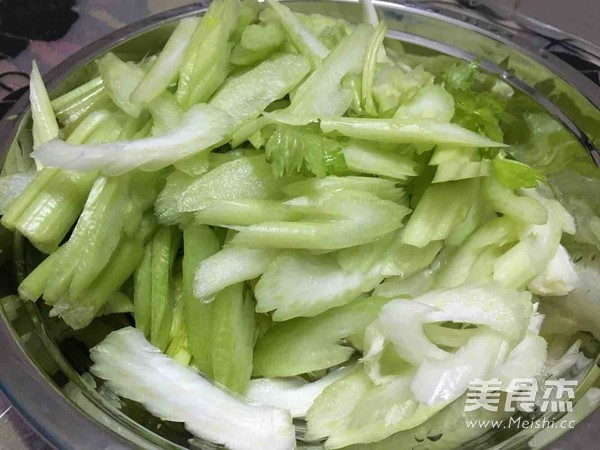 芹菜炒香干的做法步骤：6