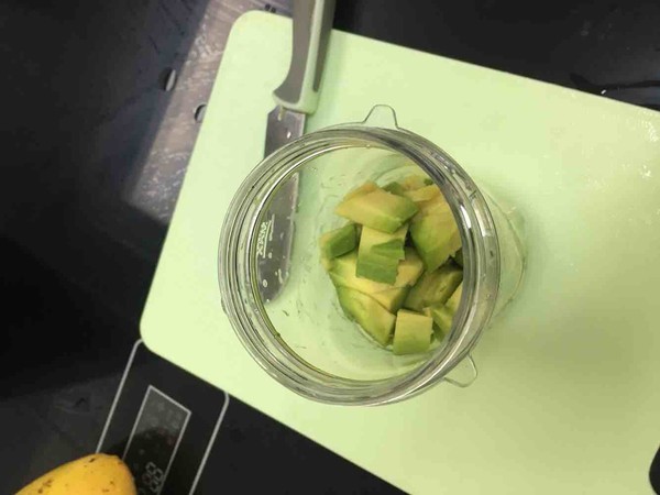 牛油果芒果酸奶布丁的做法步骤:2