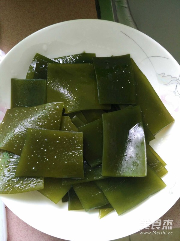 海带绿豆猪尾汤的做法步骤:3