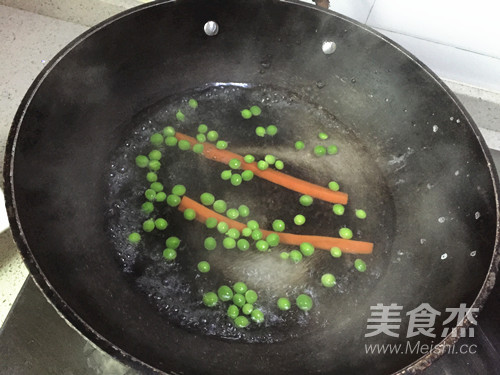 蛋炒饭吐司盅的做法步骤:3
