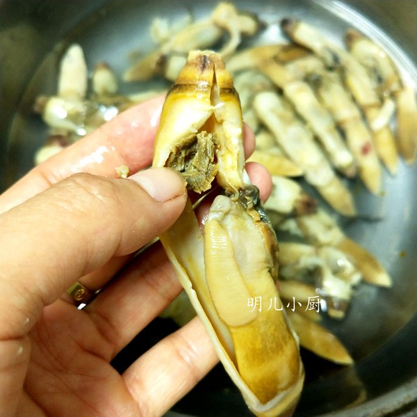 蛏子肉炖蛋的做法步骤：1