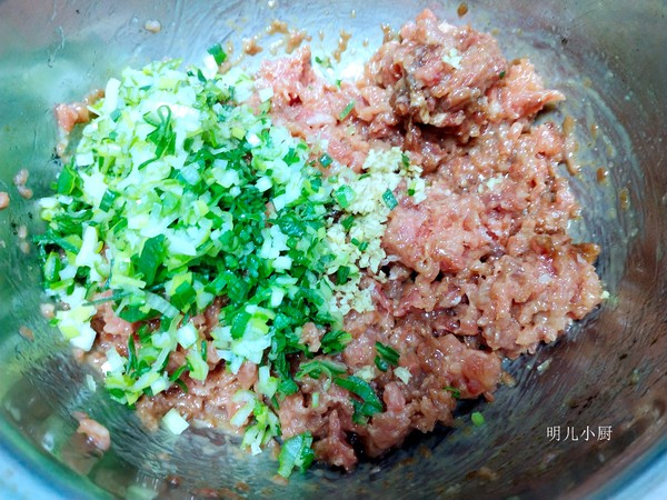 猪肉白菜饺子的做法步骤:2