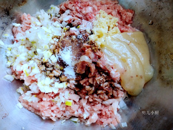 白菜饺子的做法步骤：1