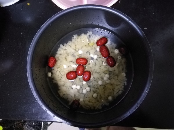 香浓银耳羹~出胶有妙招的做法步骤:3
